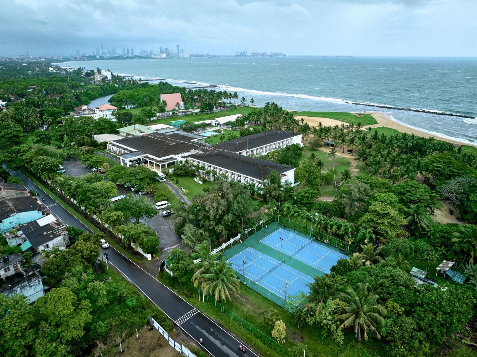 Pegasus Reef - A Beach Resort In Colombo Wattala Exterior photo